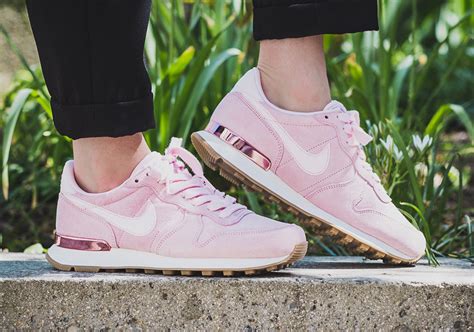 nike internationalist premium sneaker in weiß und gold|nike internationalist prism pink.